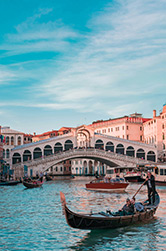 Rialto Bridge, Venice, Italy by Damiano Baschiera.