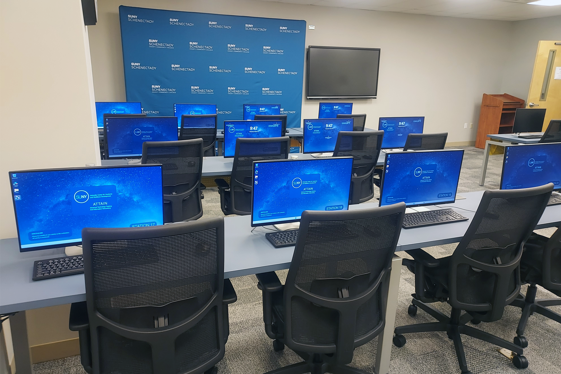 Rows of tables with computers in SUNY ATTAIN Lab