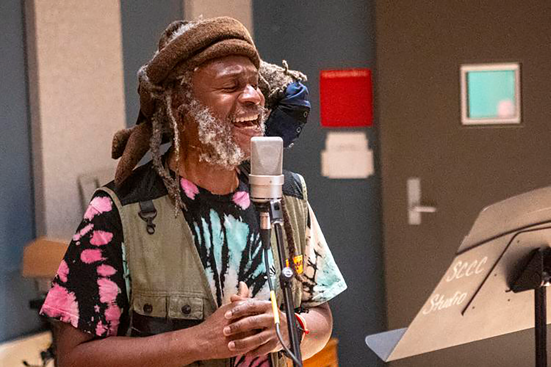 David Hinds singing at micrcophone