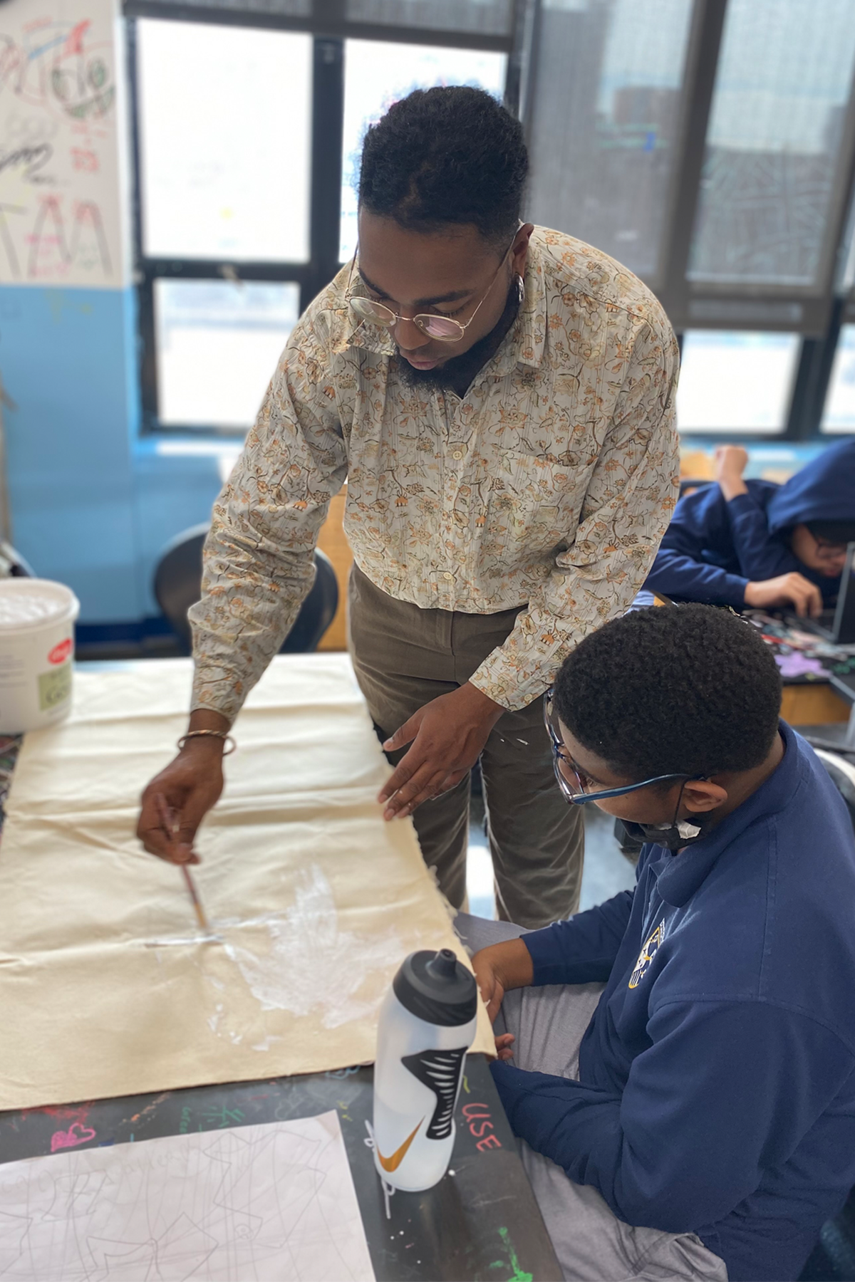 Tayron Lopez (Taiitan) ’16 teaching a Visual Arts class at Harlem Prep High School. 